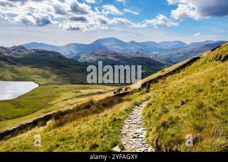 Wanderer, die einen Pfad von Cnicht in den Bergen des Snowdonia-Nationalparks hinunterlaufen. Beddgelert, Gwynedd, North Wales, Großbritannien, Europa Stockfoto