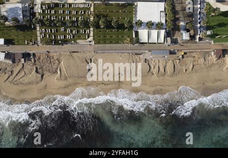 Aus der Vogelperspektive auf die Wellen, die an einem Sandstrand brechen. Stranderosion nach Küstenfluten. Protaras Zypern Stockfoto