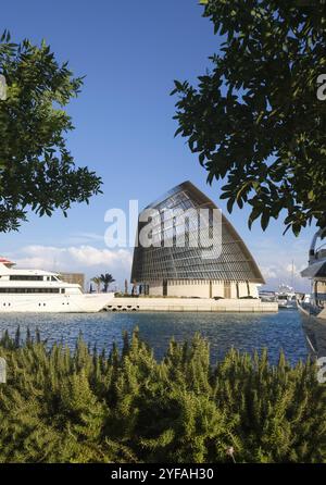 Ayia Napa, Zypern, 1. Oktober 2023: Yachthafen von Ayia napa mit modernen Architekturgebäuden im Bau. Blauer Himmel Kopierraum für Text, Europa Stockfoto