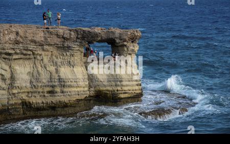 Protaras, Zypern? Juli 30 2018: Die Menschen stehen und sitzen auf den Felsen und genießen das kristallklare Wasser am berühmten Cape Greco in Protaras Stockfoto
