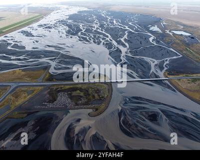 Ein Gletscherfluss von oben. Luftaufnahme der Flussströme von isländischen Gletschern. Wunderschöne Kunst der Mutter Natur, geschaffen in Island. Stockfoto