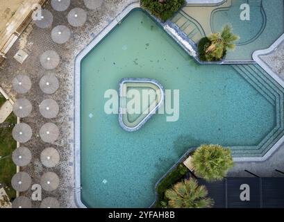 Drohnenantenne des leeren, verlassenen Hotelschwimmbades. Schmutziges Wasser verlassenes Hotel Stockfoto