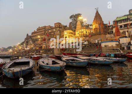 Varanasi, Indien, 13. März 2017: Holzboote am IAT-Ufer des heiligen Ganges am Morgen. Indianer baden, Asien Stockfoto