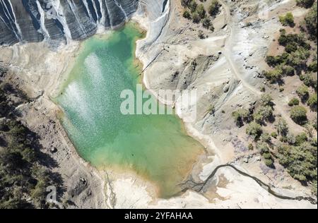 Drohnenlandschaft eines giftigen Sees einer verlassenen Kupfermine. Umweltverschmutzungskonzept. Troodos Zypern Stockfoto