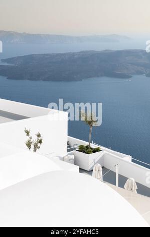 Weiße architektonische Details mit Olivenbaum und wunderschöner Aussicht auf die Ägäis bei Oia in Santorin, Griechenland, Europa Stockfoto