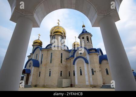 Nikosia, Zypern, 9. März 2019: Die berühmte orthodoxe Kirche im russischen Stil, die dem Heiligen Andreas im Dorf Episkopio in Zypern gewidmet ist Stockfoto