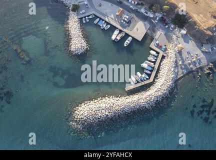 Luftdrohnenansicht von Fischerbooten, die am Hafen festgemacht sind. An Wellenbrechern festgemacht. Pomos Zypern Marina Stockfoto