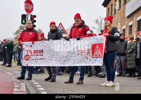 Augsburg, Bayern, Deutschland - 4. November 2024: Warnstreik bei MAN Energy Solutions, einer Tochtergesellschaft der Volkswagen AG in Augsburg. Mitarbeiter der Metall- und Elektroindustrie treffen sich, um für faire Arbeitsbedingungen und faire Löhne einzutreten. demonstrationsmarsch durch die Straßen von Augsburg Credit: MB NEWS/Alamy Live News Stockfoto