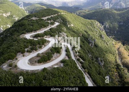 Die kurvige Papingo-Straße im Vikos-Nationalpark, Epirus, Griechenland. Gefährliche Straßen Stockfoto