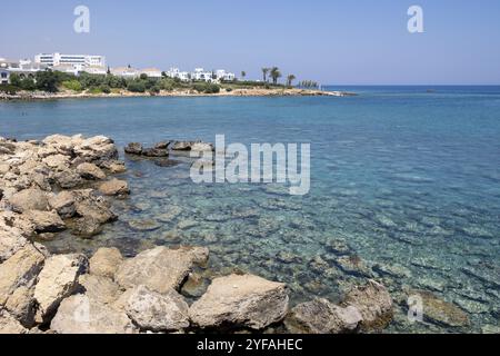 Ayia Napa, Zypern, 6. August 2020: Idyllischer felsiger Strand mit türkisfarbenem, klarem Meerwasser. Sirena Bucht Strand Protaras, Zypern, Europa Stockfoto