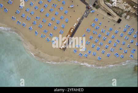 Drohnenantenne von Liegestühlen an einem tropischen Sandstrand. Sommerurlaub im Meer. Protaras Zypern Europa Stockfoto