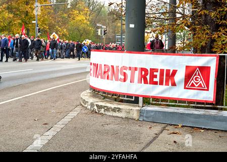 Augsburg, Bayern, Deutschland - 4. November 2024: Warnstreik bei MAN Energy Solutions, einer Tochtergesellschaft der Volkswagen AG in Augsburg. Mitarbeiter der Metall- und Elektroindustrie treffen sich, um für faire Arbeitsbedingungen und faire Löhne einzutreten. demonstrationsmarsch durch die Straßen von Augsburg Credit: MB NEWS/Alamy Live News Stockfoto