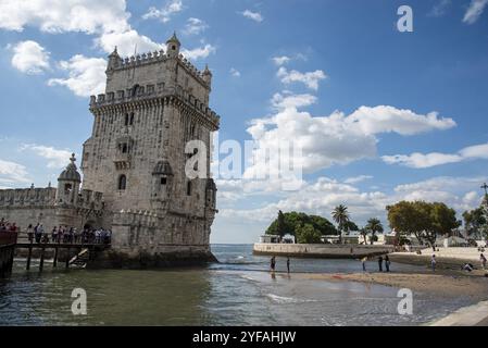 Lissabon, Portugal, 19. Oktober 2018: Der berühmte und malerische Belem-Turm am Tejo, in Lissabon, Portugal, Europa Stockfoto