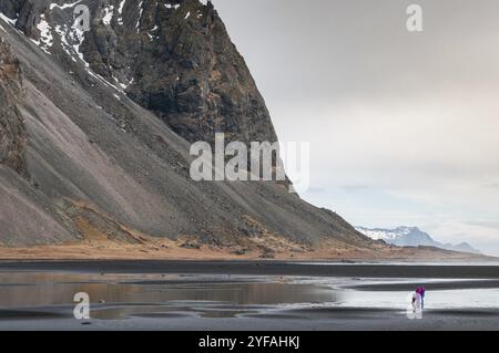 Unerkannte Menschen genießen die wunderbare und schöne Landschaft des Vestrahorn-Berges in der Nähe des Dorfes Hofn in Island Europa Stockfoto