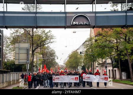 Augsburg, Bayern, Deutschland - 4. November 2024: Die Mitarbeiter von MAN Energy Solutions in Augsburg vereinigen sich unter dem ikonischen MAN-Logo. Mit Bannern und Schildern fordern sie 7 % mehr Lohn und eine faire Lehrlingszulage. Die IG Metall steht hinter ihnen für bessere Arbeitsbedingungen und faire Entlohnung in der Metall- und Elektroindustrie *** die Beschäftigten von MAN Energy Solutions in Augsburg marschieren geschlossen unter dem ikonischen MAN-Logo. Mit Bannern und Schildern fordern sie 7 % mehr Lohn und eine faire Ausbildungsvergütung. Quelle: MB NEWS/Alamy Live News Stockfoto