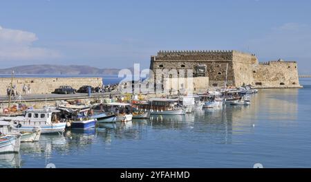 Heraklion, Kreta, 21. November 2012: Der Fischerhafen und die Burg in Herakilion auf der Insel Kreta in Griechenland Stockfoto