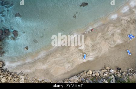 Blick von der Drohne auf leeren Sandstrand mit goldenem Sand. Protaras, Zypern, Europa Stockfoto