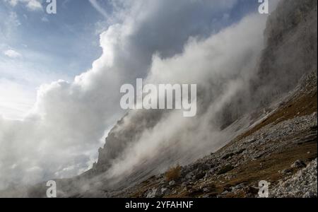 Bewölkte, nebelige Berggipfel am Morgen mit Nebel bedeckt. Dolomitfelsen, italienische alpen Stockfoto