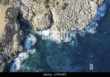 Drohne an der felsigen Küste mit transparentem türkisfarbenem Wasser. Meerblick von oben, Cape Greco, Zypern, Europa Stockfoto