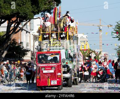 Limassol, Zypern, 18. Februar 2018: Fröhliches Team von Menschen in bunten Kostümen, die an der berühmten Karnevalsparade in Limassol teilnahmen Stockfoto