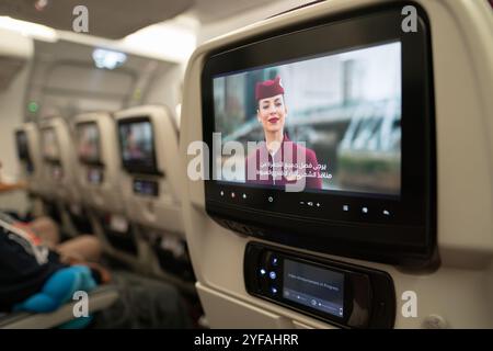 BANGKOK, THAILAND - 14. DEZEMBER 2023: Ein Qatar Airways Airbus A380 Economy Class-Sitz mit Bordunterhaltungssystem Stockfoto