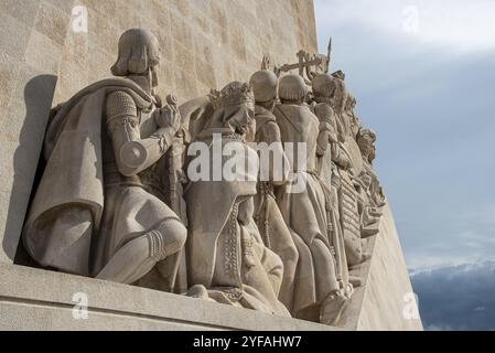 Lissabon, Portugal, 19. Oktober 2018: Die padrao dos Descobrimentos (Denkmal der Entdeckungen) gegen den blauen bewölkten Himmel. Es ist in der Belem dis entfernt Stockfoto