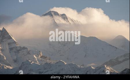 Das berühmte Annapurna-Massiv im Humalaya, bedeckt mit Schnee und Eis während des Sonnenaufgangs in Nord-Zentral-Nepal Asien Stockfoto