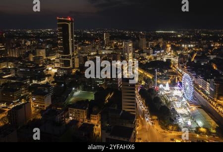 Luftdrohnenaufnahme des Stadtbildes von Nikosia in Zypern bei Nacht. Europäische Hauptstädte Stockfoto