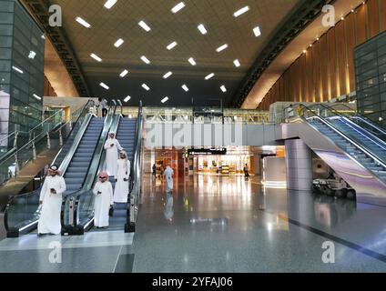 Doha, Katar, 8. März 2020: Das luxuriöse Interieur des internationalen Flughafens Hamad, Basis der Qatar Airways in Doha, Nahost, Asien Stockfoto