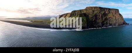 Panoramablick auf den Strand und die Klippen von Reynisfjara, Island, mit malerischer Küste und Meereswellen. Stockfoto