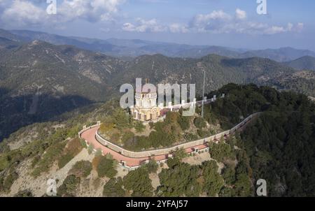 Drohne aus der Luft des Thronen des Tempels Panagia Kykkou. Zypern Europa Stockfoto