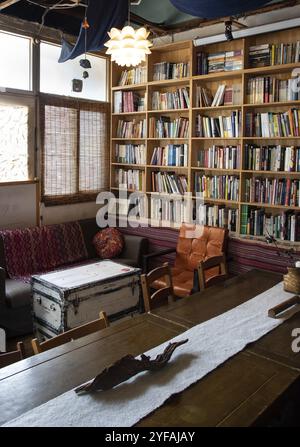 Peking, China, 2. Juni 2018: Innenansicht eines Buchladens mit Regalen voller Bücher verschiedener Themen, Asien Stockfoto