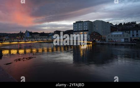 Cork, Irland, 7. September 2021: Stadtbild von Cork bei Sonnenuntergang über dem Fluss Lee, Europa Stockfoto