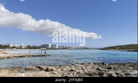 Ayia Napa, Zypern, 14. Februar 2021: Menschen ruhen sich am leeren tropischen Sandstrand aus. Nissi Beach Ayia Napa, Zypern, Europa Stockfoto