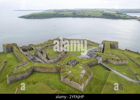 Drohnen-Luftlandschaft des Charles Fort in Kinsale Cork County Irland. Irische Burgen Stockfoto