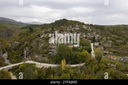 Drohnenlandschaft des traditionellen Dorfes kipoi in Zentral-Zagori, Epirus, in der Region Ioannina, Griechenland Stockfoto