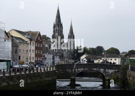 Cork, Irland, 4. September 2021: Städtisches Stadtbild des Cork City River lee und der Kathedrale Fin Barre in Irland europa Stockfoto