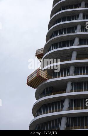 Bau eines modernen Wolkenkratzergebäudes mit luxuriösen Apartments gegen den Himmel. Wohnbau Stockfoto