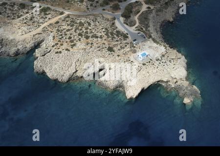 Drohnenaufnahme der Halbinsel Cape Greco mit der christlichen Agioi Anargyroi Kapelle auf den Felsen. Türkisfarbenes Meerwasser, Ayia Napa Zypern Stockfoto