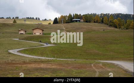 Windige Straßen-Chalet Holzhäuser und Wanderungen im Freien. Apfel di siusi Seiser alm Italienische alpen Stockfoto