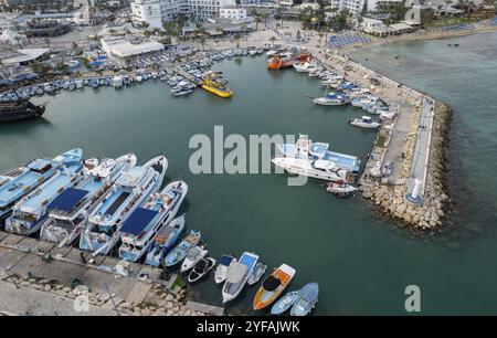 Luftaufnahme von Booten und Yachten, die in einer Marina festgemacht sind. Drohnenansicht von oben. Ayia Napa Zypern Europa Stockfoto