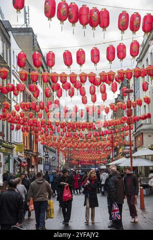 London, Vereinigtes Königreich ? 6. März 2018: In der Stadt London in Unite spazieren die Menschen durch die Straßen der berühmten chinesischen Stadt, die mit roten Ballons gekleidet ist Stockfoto