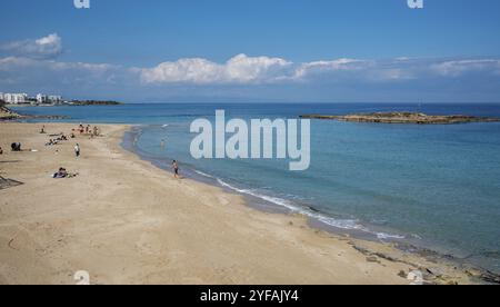 Protaras, Zypern, Februar 2024: Touristen genießen den Sandstrand entspannen, Sonnenbaden schwimmen im Winter. Protaras Feigenbaum Bucht Zypern, Europa Stockfoto