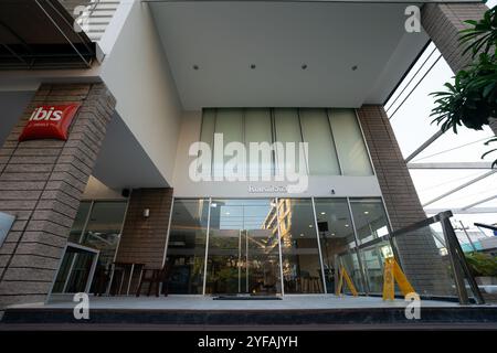 BANGKOK, THAILAND - 14. OKTOBER 2023: Eintritt zum ibis Bangkok Sathorn. Stockfoto