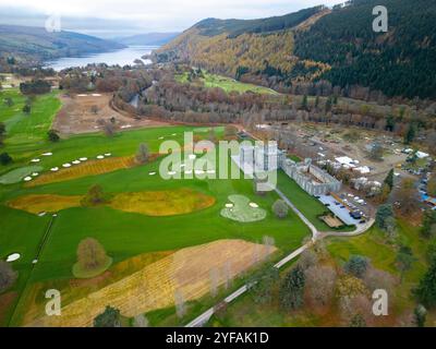 Blick aus der Vogelperspektive auf Taymouth Castle und Golfplatz in Kenmore während der Renovierung und des Wiederaufbaus geschlossen. Stockfoto