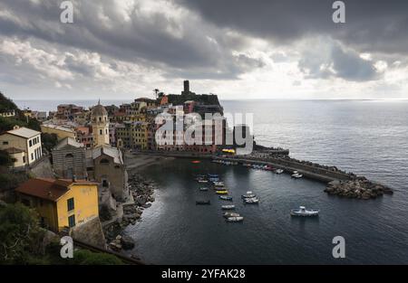 Malerisches und romantisches Dorf Vernazza mit farbenfrohen Häusern und einem kleinen wunderschönen Hafen in Cinqueterre, Ligurien, Italien, Europa Stockfoto