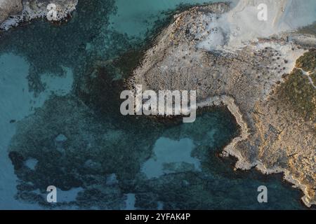 Drohnenansicht der felsigen Küsteninsel im Winter. Türkisblaues Wasser, Nissi Beach Bay Ayia Napa, Zypern, Europa Stockfoto