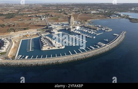 Luftdrohnenansicht von ayia napa neue Marina und Touristenyachten, die an der Marina festgemacht sind. Agia Napa Hafen Zypern Stockfoto