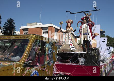 Limassol, zypern, 18. februar 2018: Glückliche Menschen in Teams mit bunten Kostümen, die bei der berühmten Karnevalsparade von limassol auf zypern vorspielen Stockfoto