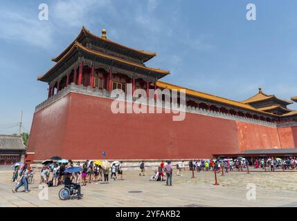 Peking, China ? 5. Juni 2018: Das Meridiantor der berühmten Verbotenen Palaststadt mit einer Menge Touristen, die darauf warten, den Palast in Peking zu betreten Stockfoto